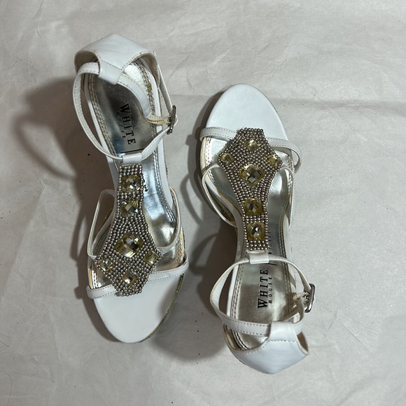 WHITE HOUSE BLACK MARKET RHINSTONED WEDGE SANDALS IN WHITE SIZE 7.5 m - Picture 7 of 7